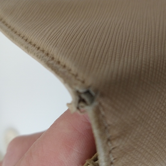 AUTHENTIC SALVATORE FERRAGAMO BEIGE LEATHER BI-FOLD WALLET - Picture 9 of 9